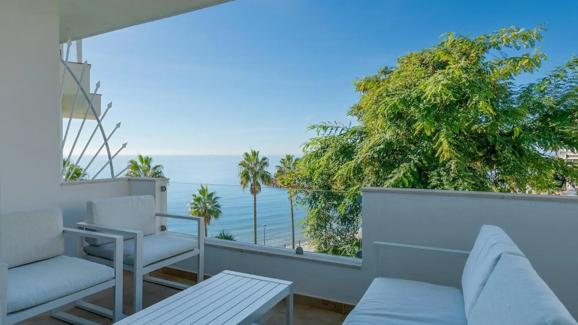 Lovely First Line Apartment With Seaviews Rdr452 location