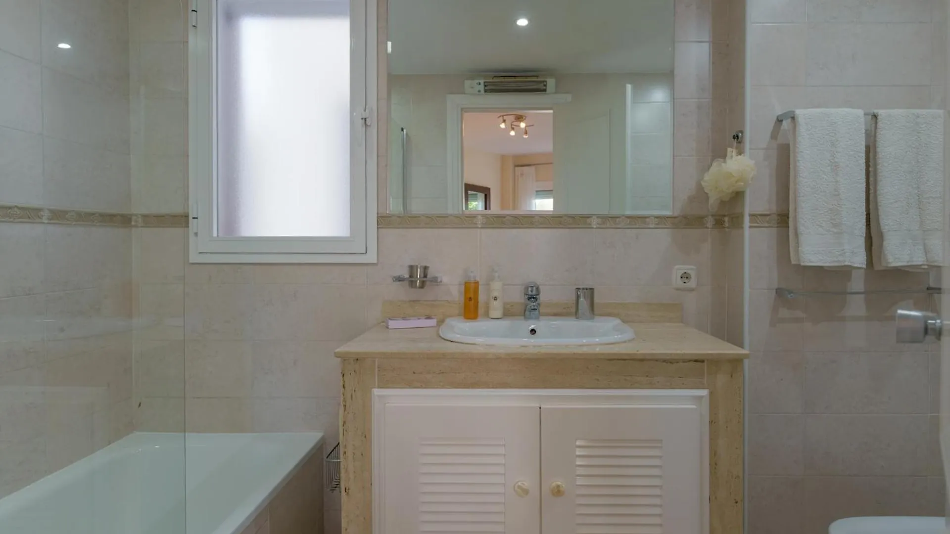 Lovely First Line Apartment With Seaviews Rdr452 Marbella